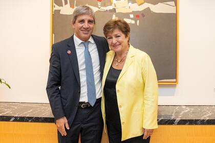 el-ministro-de-economia-luis-caputo-con-la-la-7TLVOPHH5ZES7DMMAZVO35HCRQ