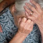 mujer-mayor-se-lleva-manos-cabeza-232888-1200-675