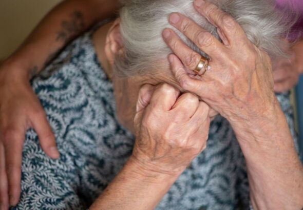 mujer-mayor-se-lleva-manos-cabeza-232888-1200-675