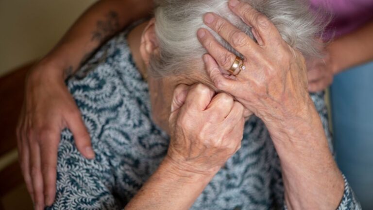 mujer-mayor-se-lleva-manos-cabeza-232888-1200-675