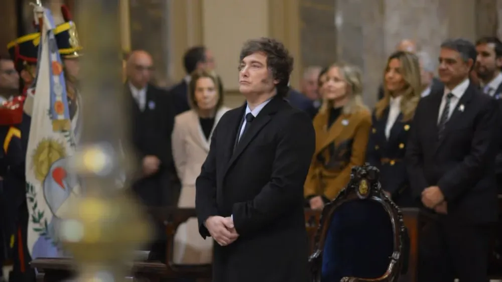 javier-milei-asistio-al-tedeum-del-25-mayo-escarapela