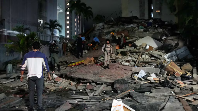 personas-caminan-entre-los-escombros-tras-dos-terremotos-en-caracas-venezuela-foto-apariana-cubillos