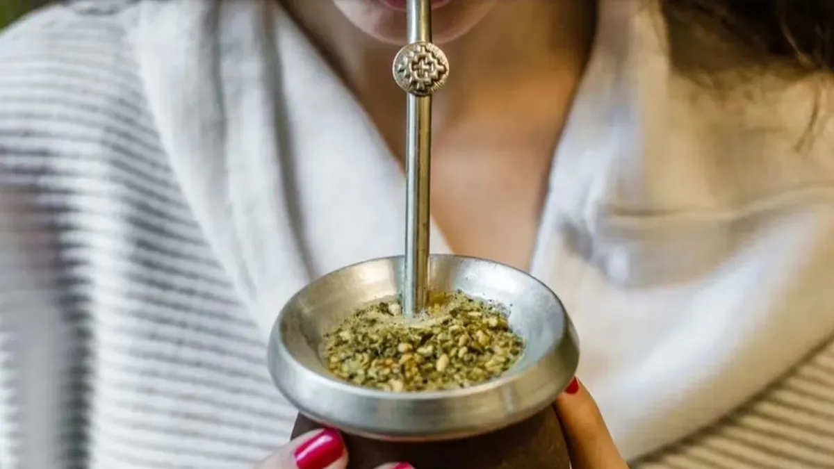 una-persona-tomando-mate