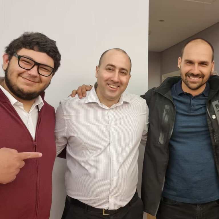 fernando-cerimedo-y-eduardo-bolsonaro-durante-una-7ZK625TW25EFPP24FM3KRE4EDM