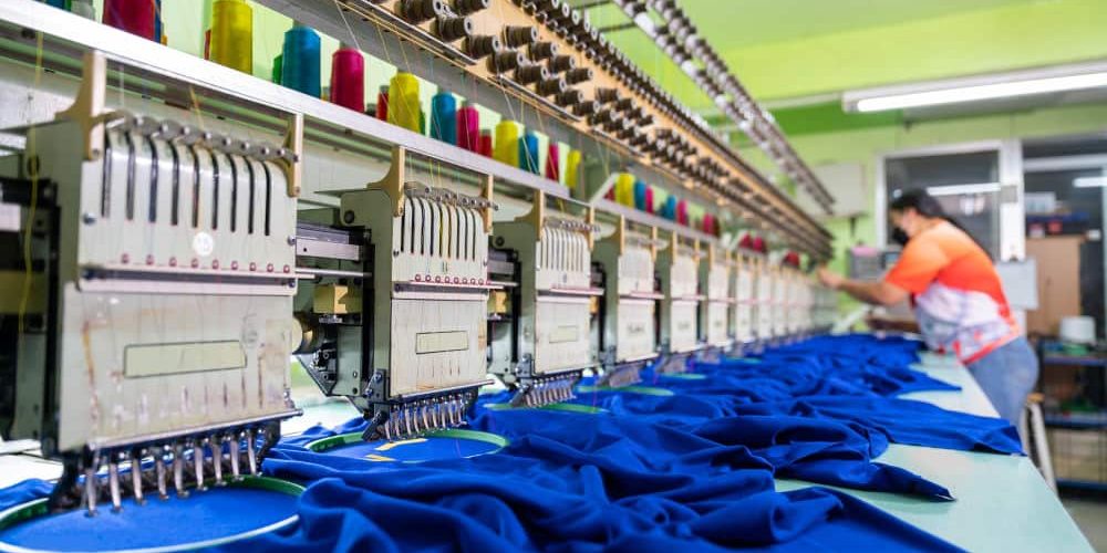 trabajadora-revisando-telas-industria-textil